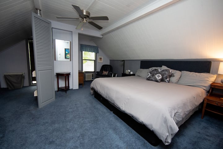 蓝色卧室# 3 ，配备加大双人床、新床垫。 宽敞的独立房间，配有大衣柜区、大衣柜区、客厅和书桌，