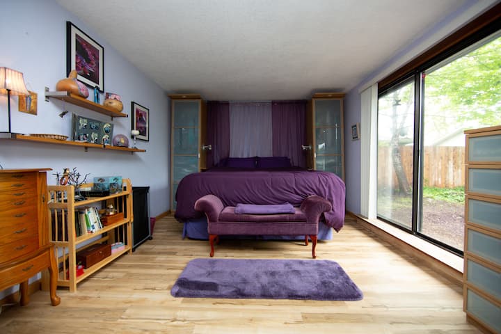 配备独立卫生间的加大双人床主卧。 俯瞰后院。