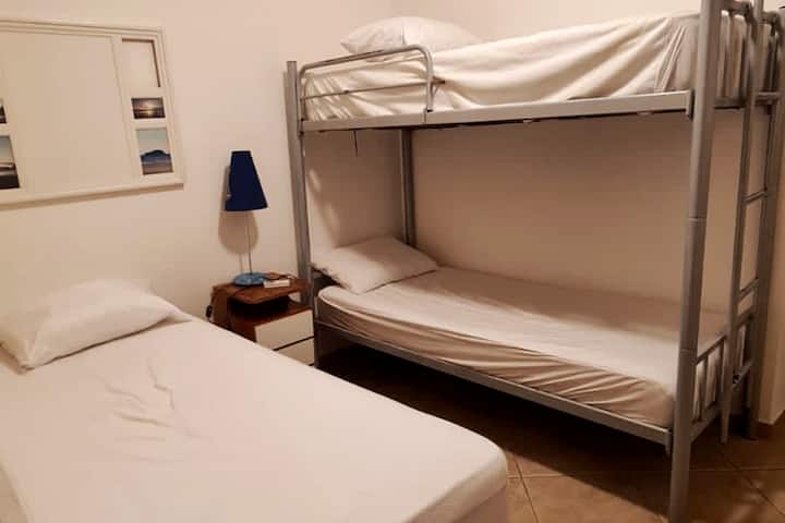 Soba 2:
1 jednostruki krevet +
1 krevet na kat + 1 pomoćni ležaj 
s klima-uređajem + stropnim ventilatorom + mrežom protiv komaraca