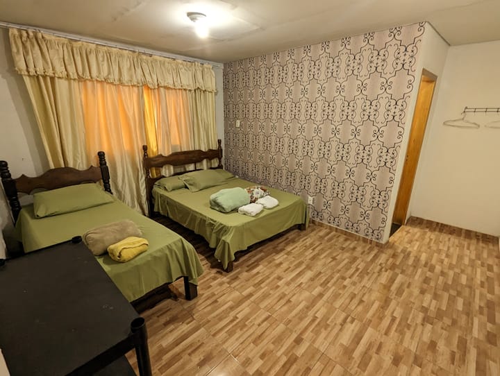 Chumba cha 1 - kitanda cha watu wawili na vitanda viwili vya mtu mmoja, kuwa bicama. 