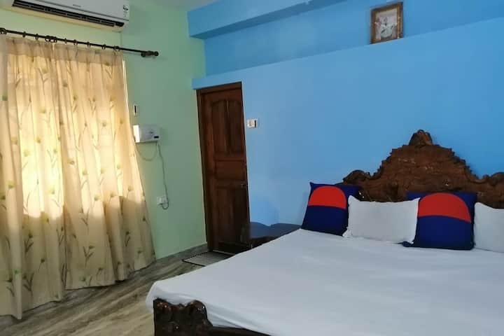 (2nd) Bedroom with and En suite bathroom, Air conditioning, Iron/Ironing board, Side table, Hairdryer, mirror, fitted wardrobe and a side Balcony