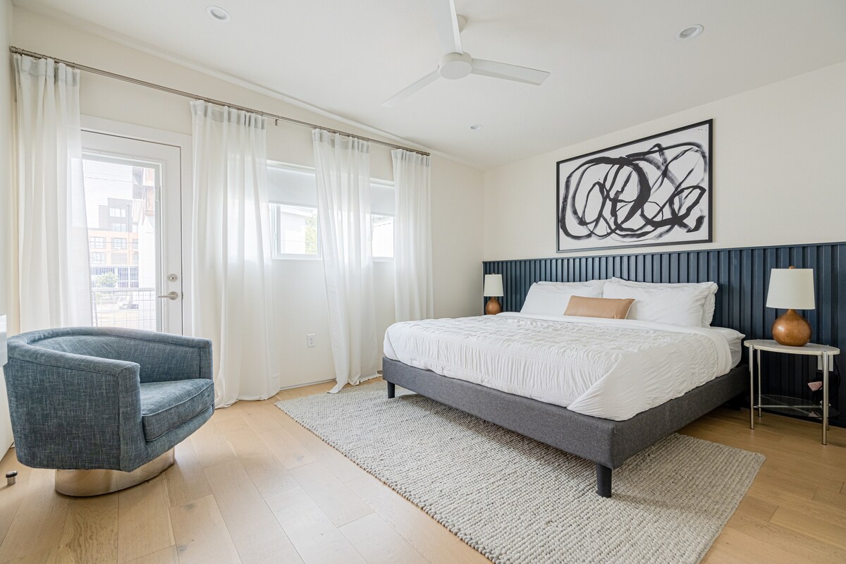 בחדר השינה הראשי יש חדר אמבטיה צמוד, מרפסת פרטית וטלוויזיה לרבוץ.