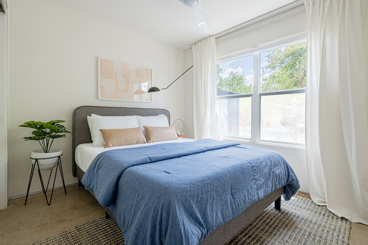 חדר השינה היחיד למטה ממוקם ליד הכניסה לבית. יש לו חדר אמבטיה משלו ממש מחוץ לדלת, ארון גדול ומזרן קווין סייז.