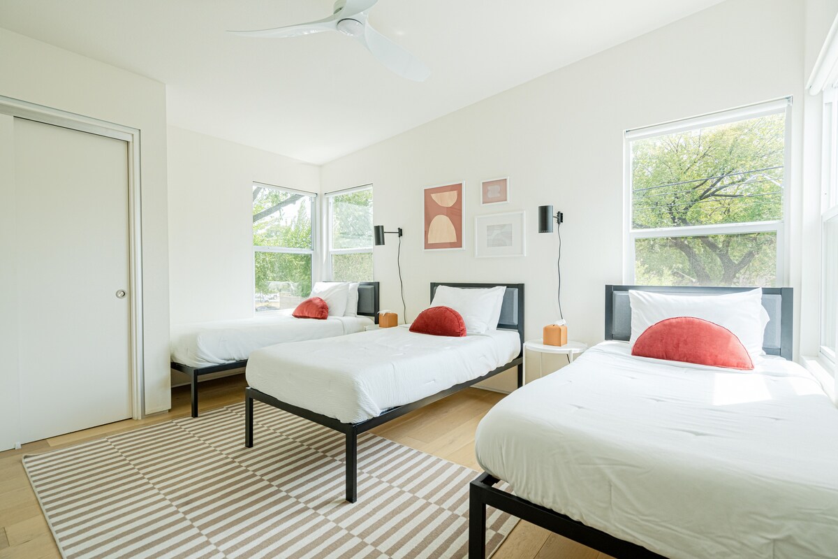 פנו שמאלה במעלה המדרגות כדי למצוא את חדר השינה שלנו עם שלוש מיטות נפרדות והרבה אור!