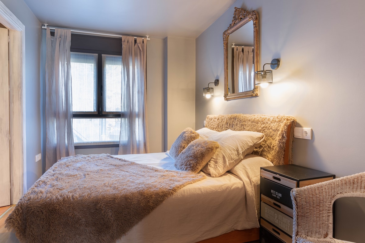 غرفة نوم رئيسية بسرير مزدوج 150 × 200 ونافذة مواجهة للشمال.