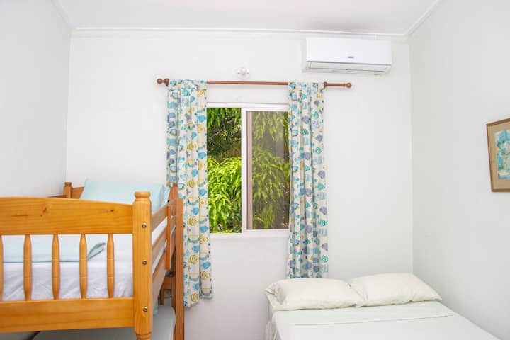 Prvá spálňa zahŕňa plne vybavenú posteľ a dvojlôžko.