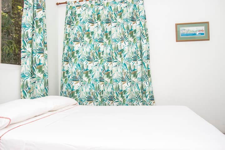 Druhá spálňa obsahuje manželskú posteľ