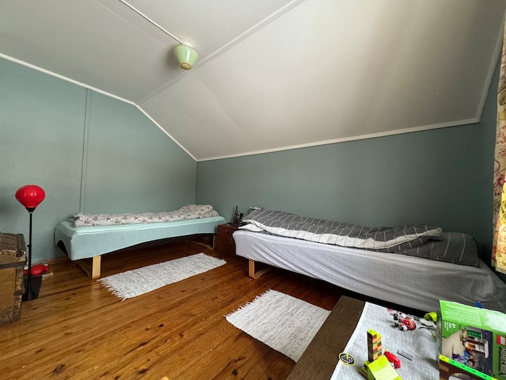 Dhoma e gjumit 2 ndodhet brenda dhomës së gjumit 1.