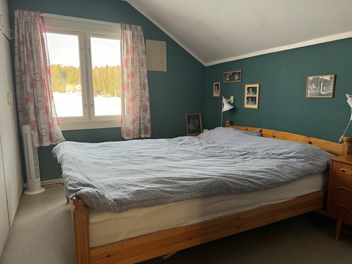 Dhoma e gjumit 1 është e bollshme. Brenda dhomës së gjumit 1 ndodhet dhoma e gjumit 2. 