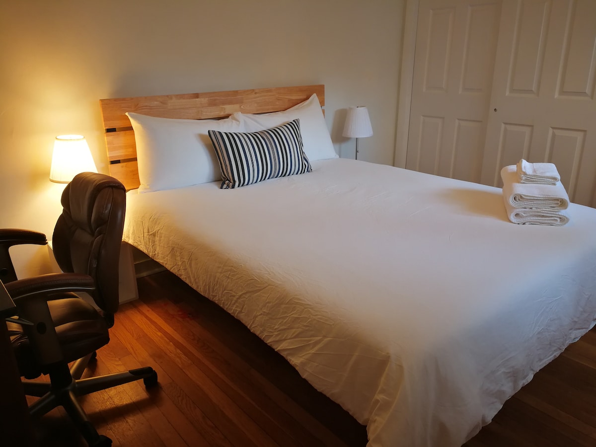 Dhoma e gjumit e 3-të dhe dhoma jonë e gjumit master me një tavolinë të vogël, karrige zyre. Krevat dopio "queen" me dollap!