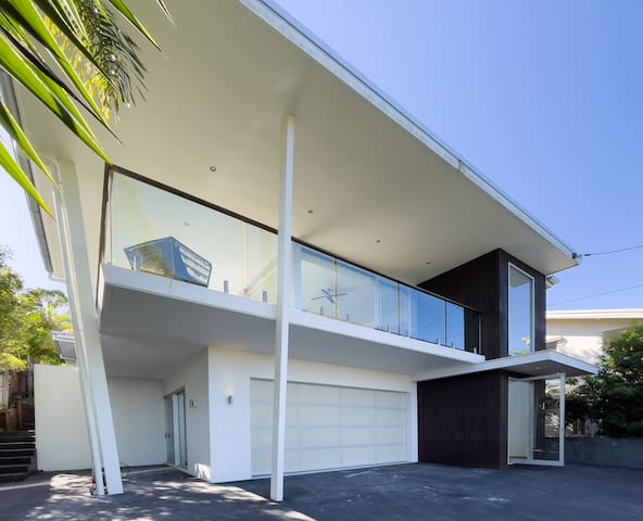 Stunning Views, Private Pool Near Hastings St