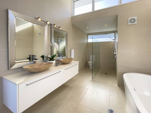 Stunning Views, Private Pool Near Hastings St gallery image 5