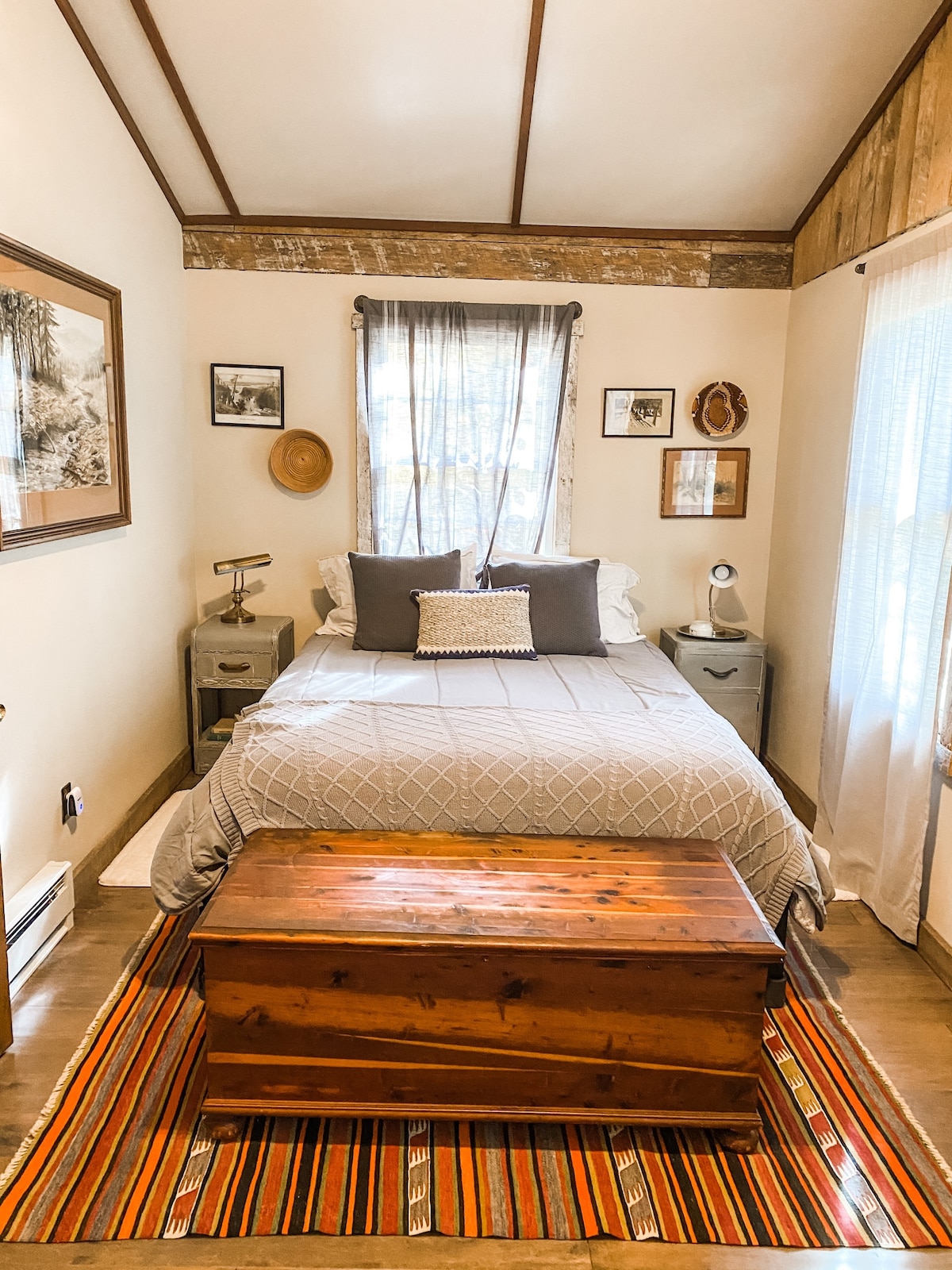 Priestranná spálňa s klenutými stropmi, manželskou posteľou a útulnou posteľnou bielizňou na vás čaká po dlhom dni v prírode.