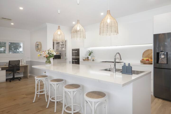 Luxury Avalon escape , Mineral Pool, linen inc gallery image 4