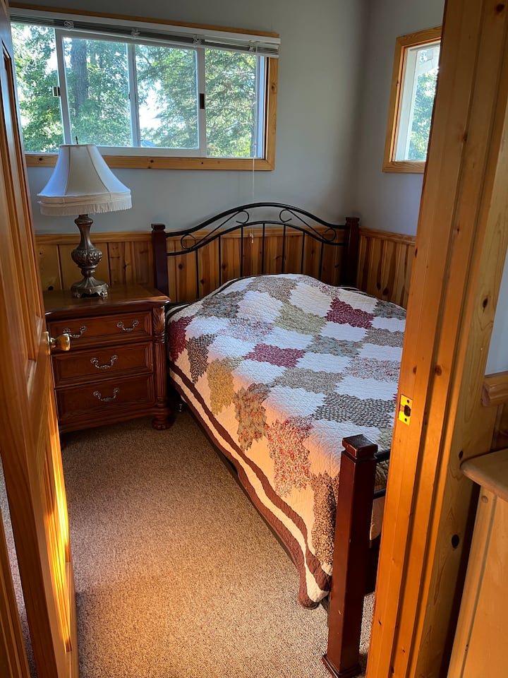 ห้องนอน #2 พร้อมเตียงขนาดใหญ่โต๊ะเครื่องแป้ง 2 ตู้และตู้เสื้อผ้าแบบเปิดโล่ง