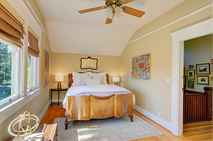 Bedroom #3 - views of mountains and park