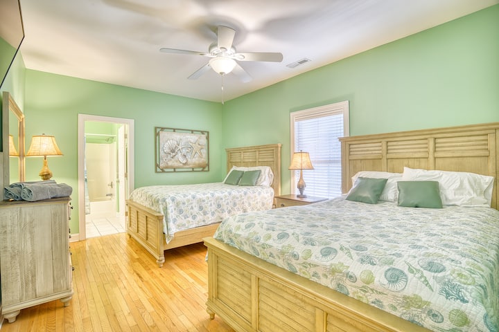 走廊下方，二楼的房子后面是5号卧室，设有2张标准双人床和1间独立卫生间。