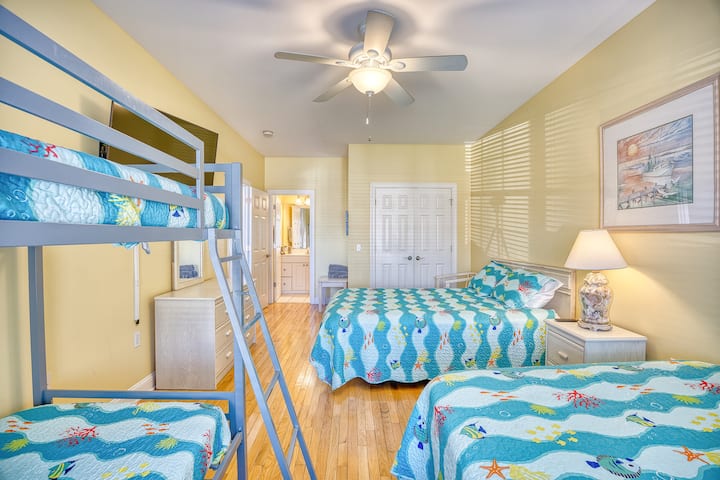 如果您查看显示酒吧和厨房的图片，您会看到一条长长的走廊。 这条走廊通往2号卧室和后门廊（通往泳池）。 2号卧室配有2张标准双人床和两张双层床，宽敞的衣柜和独立卫生间。