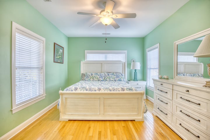 2楼的房子后面是6号卧室，配有一张2米宽双人床。 这间卧室俯瞰泳池，不设独立卫生间，但距离走廊内的全功能卫生间仅几步之遥。 有一个宽敞的衣柜，抽屉空间充裕