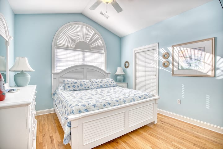 二楼还有4号卧室，配有一张加大双人床和独立卫生间。  房间位于用餐区上方的房子前方。 