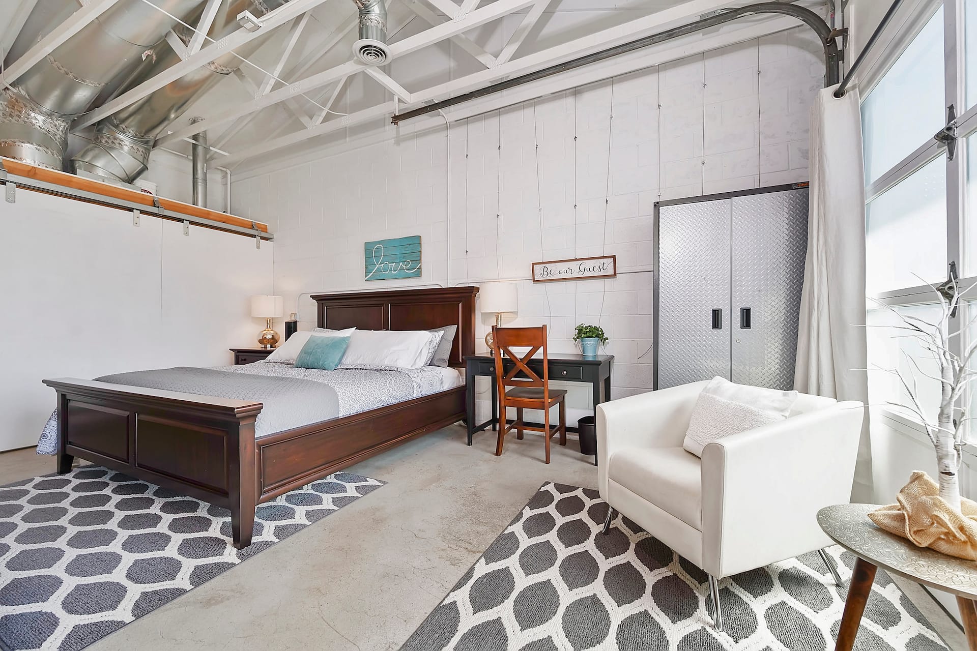 Upscale Hyde Park Urban Executive Suite w/ Loft — photo 4