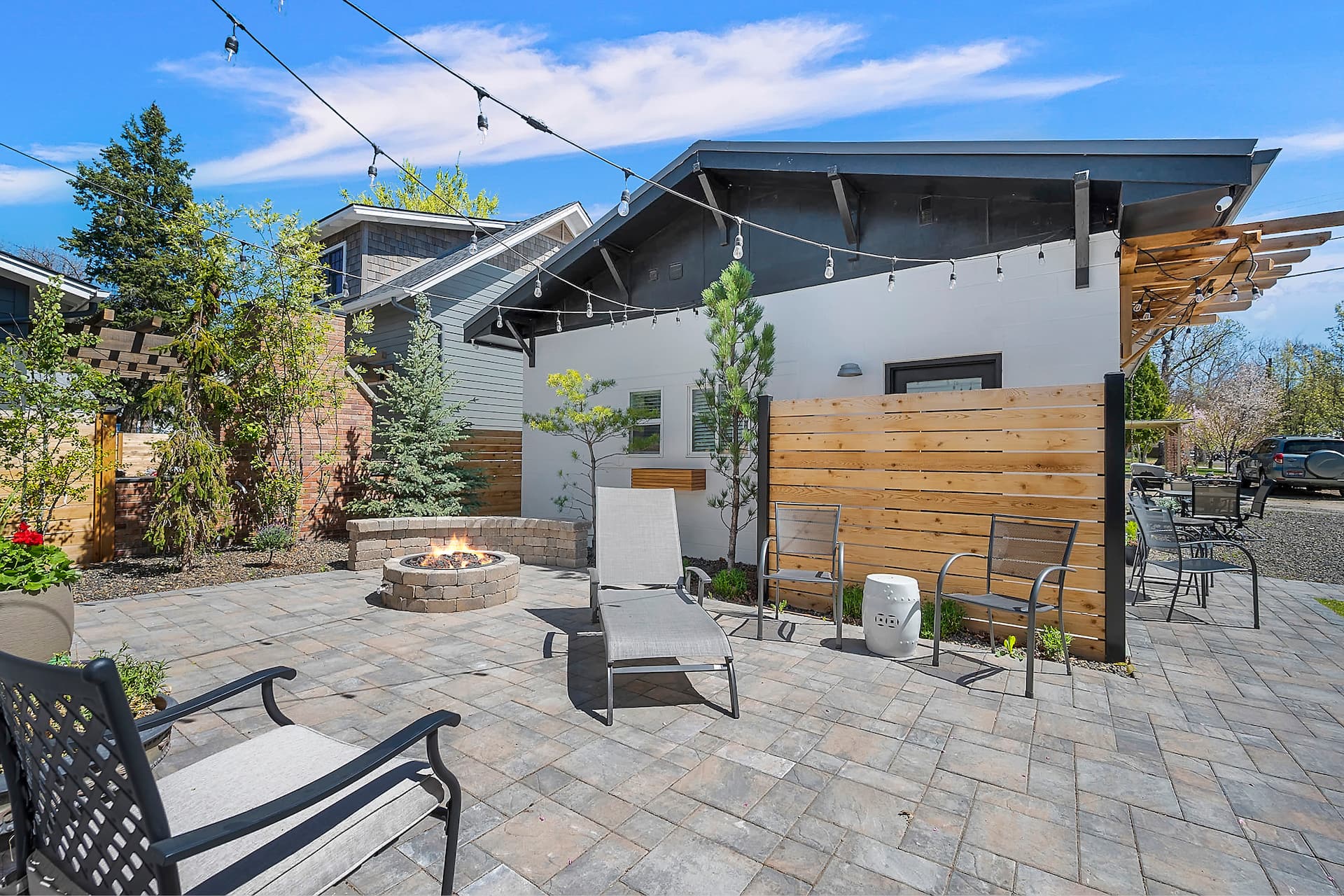Upscale Hyde Park Urban Executive Suite w/ Loft — photo 2