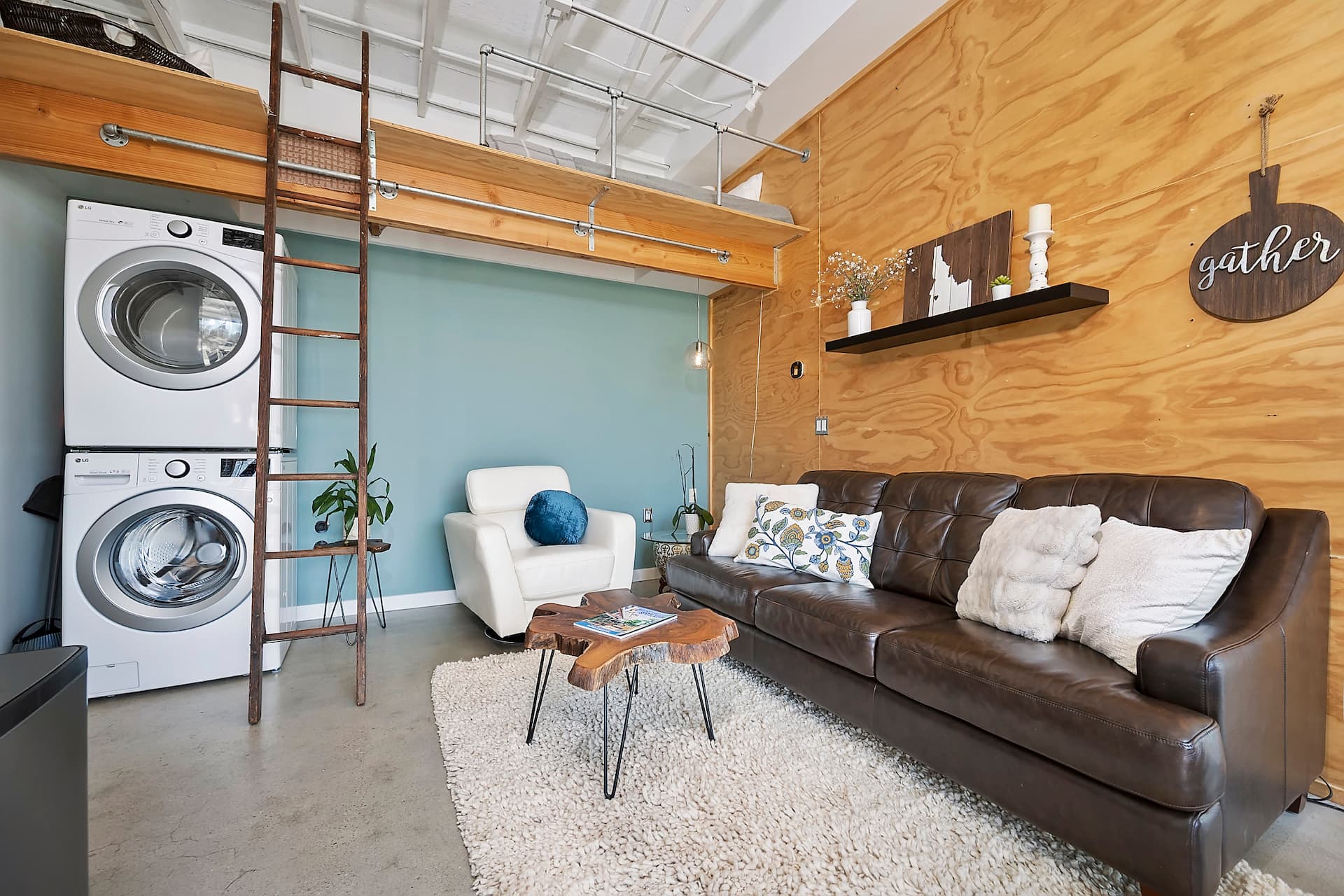 Upscale Hyde Park Urban Executive Suite w/ Loft — photo 3