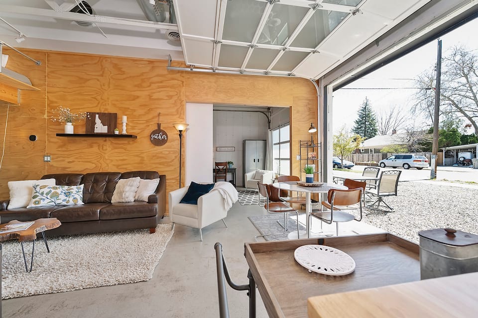 Upscale Hyde Park Urban Executive Suite w/ Loft — photo 1