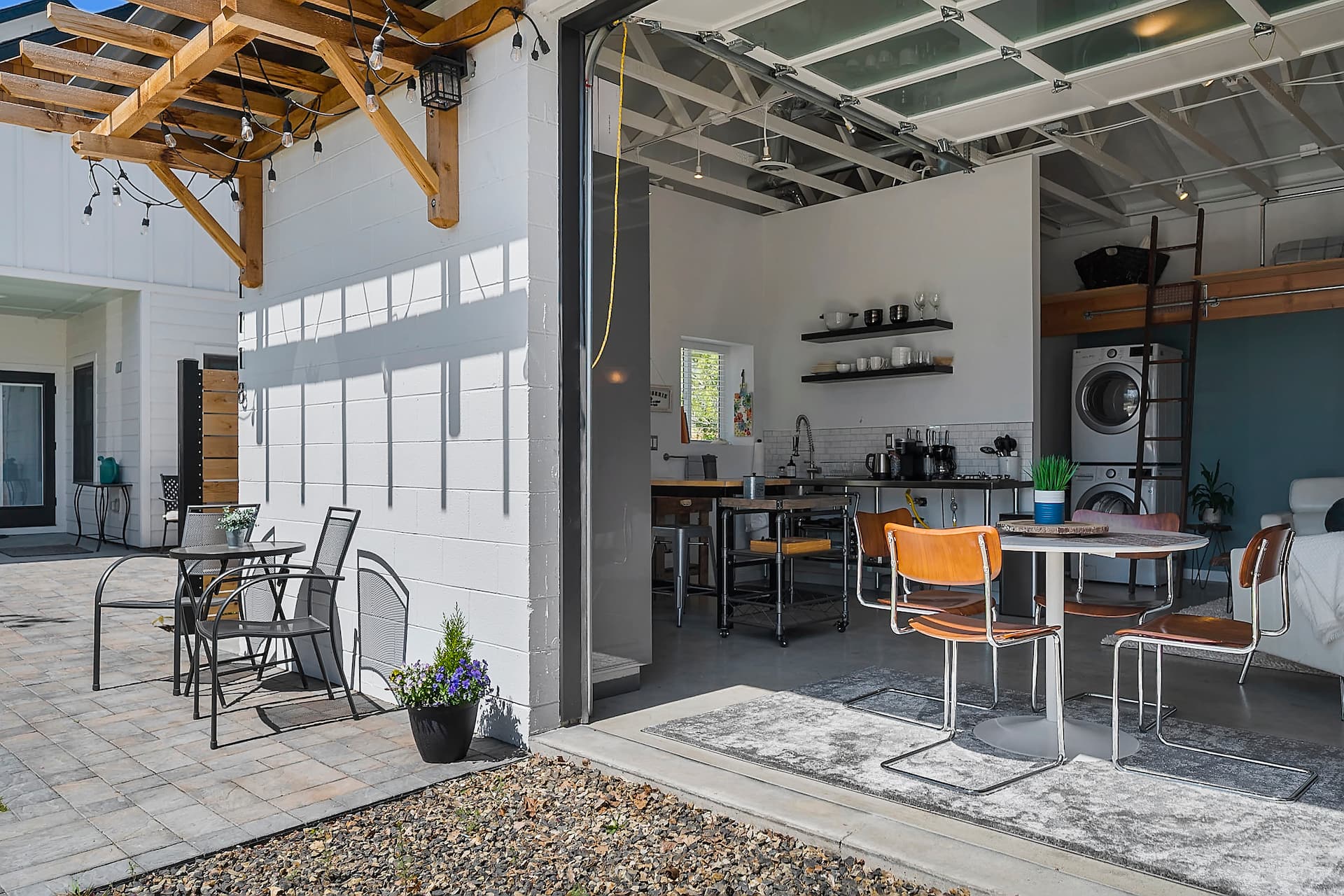 Upscale Hyde Park Urban Executive Suite w/ Loft — photo 5