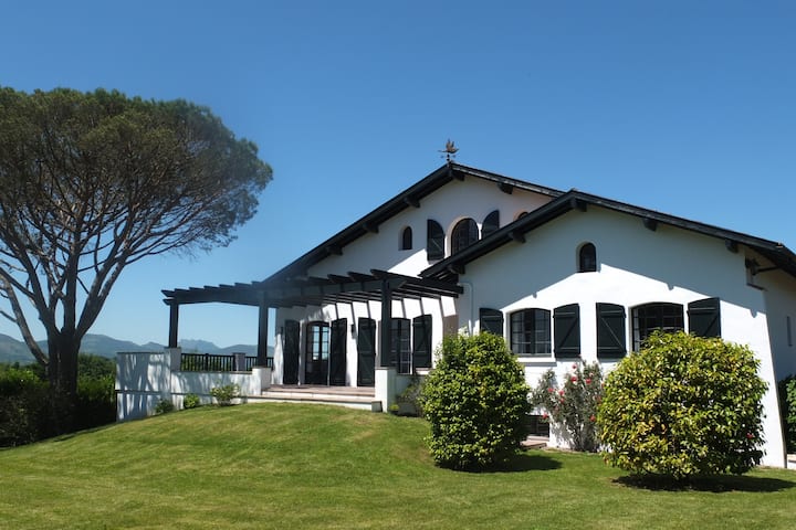 Villa Splendide Vue Montagne, Piscine, Pool House - Saint-Jean-de-Luz