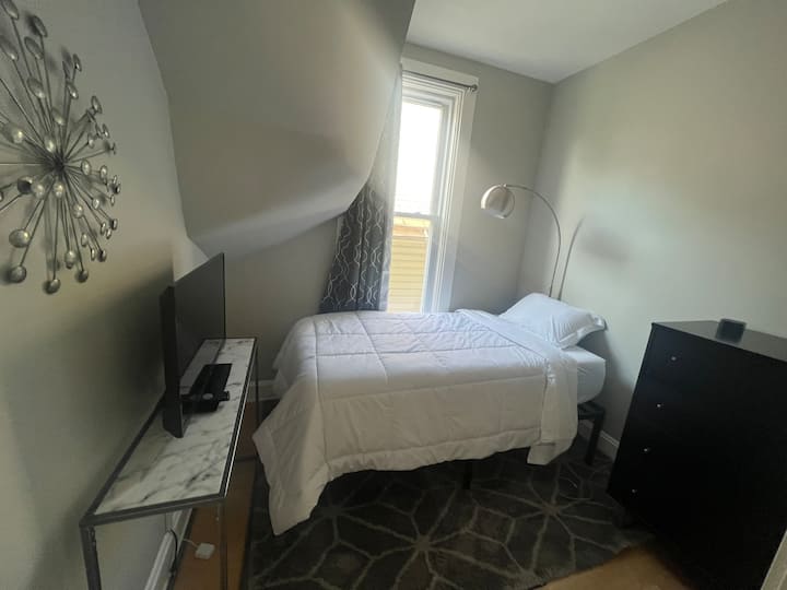 第二间卧室：双人床，配有32英寸高清电视、衣柜和梳妆台