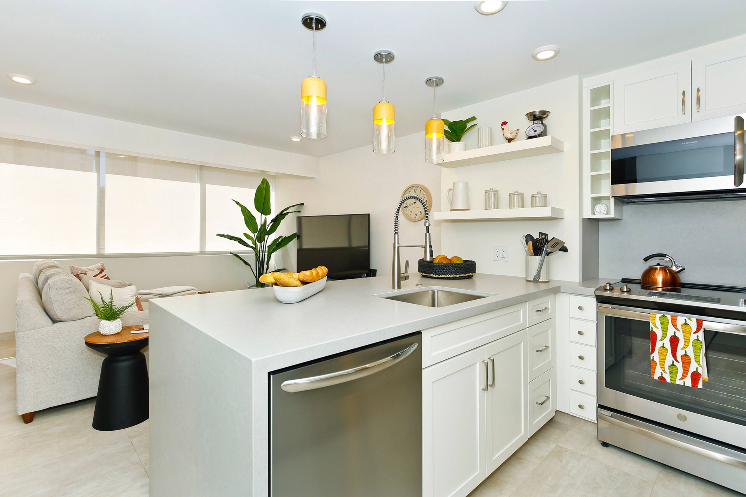 Condo in Honolulu · ★4.74 · 2 bedrooms · 3 beds · 1 bath - Image 2