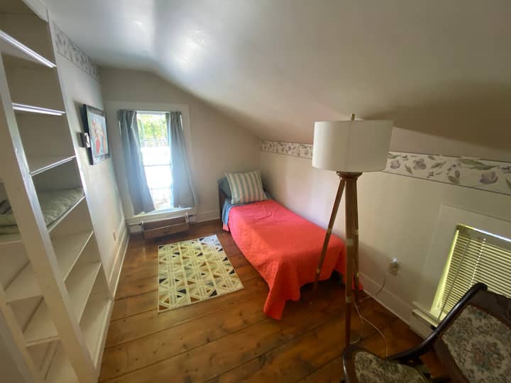 Quarto infantil no andar superior.