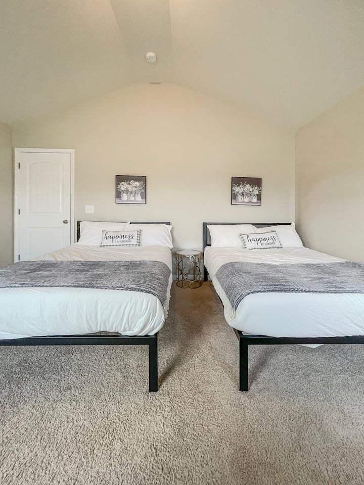 Bedroom #4 Double Full beds with Medium/Firm Memory Foam Mattress and 50'' 4k TV.