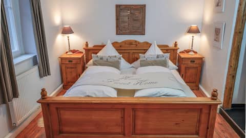 ❤️ Large & Quiet 2-Level Home in Old City