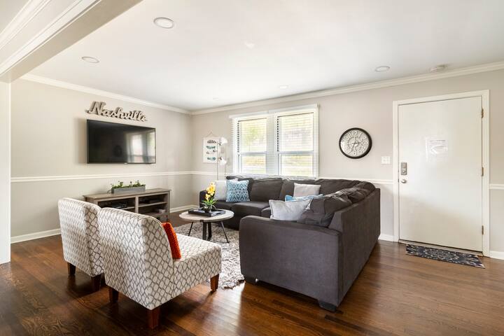 Cozy Courtyard, 4BD/2.5BA, 4 miles to DT- Hot Tub! gallery image 2