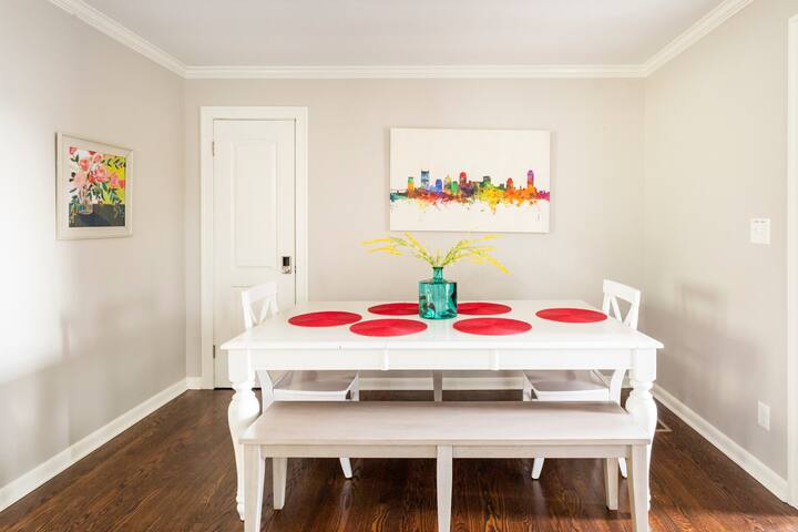 Cozy Courtyard, 4BD/2.5BA, 4 miles to DT- Hot Tub! gallery image 4