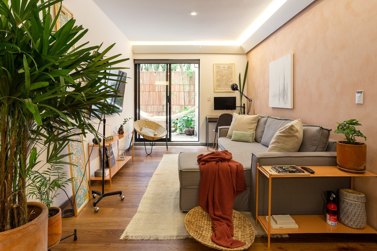 La sala de estar se abre al patio y ofrece un pequeño escritorio para la oficina en casa.