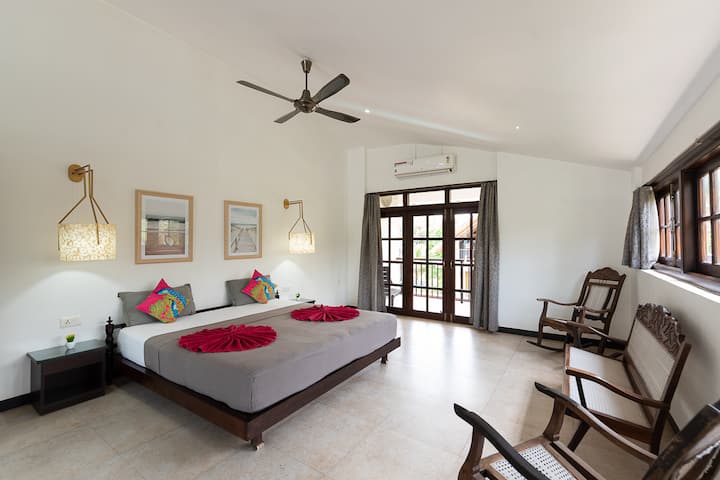 Bedroom with open to sky bathroom