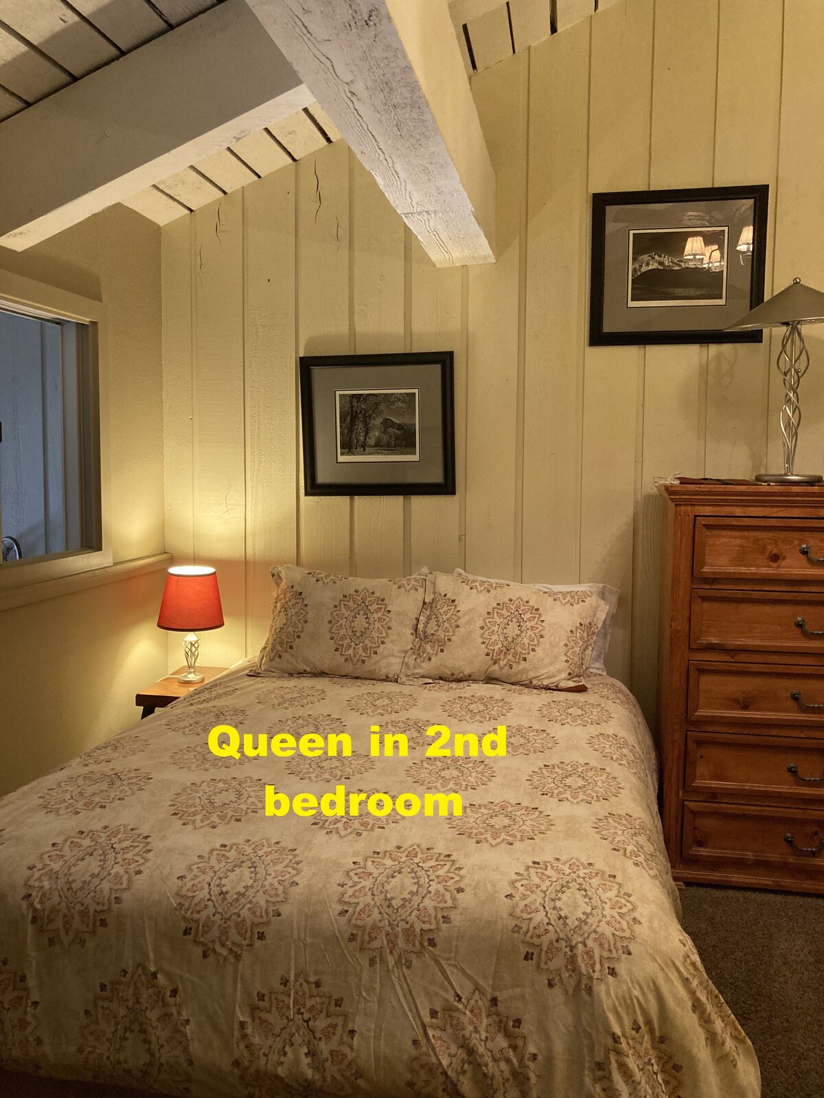 ห้องนอนที่ 2 พร้อมเตียงขนาดควีนไซส์และเตียงสองชั้น (พักได้ 1 -4 คน)