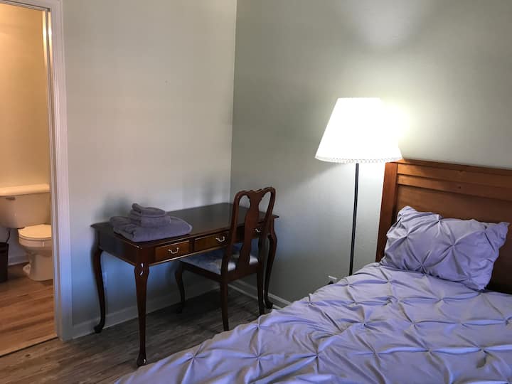 Легло тип Куин и бюро.