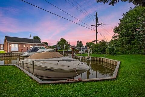 Lake St Clair House! Canal Boat Space/Double Lot