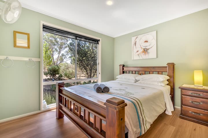 Stringybark - Dormitorio queen 1 con ventilador, manta eléctrica, lámpara, armario con estantes y  mesita de noche.