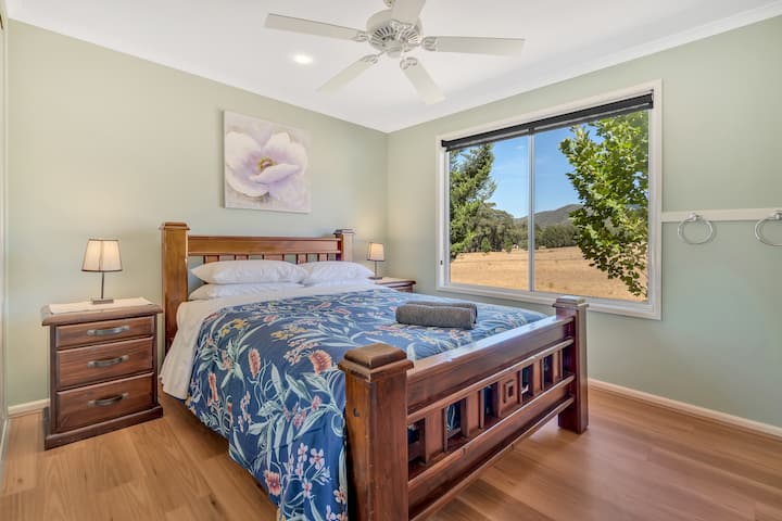 Stringybark - Dormitorio queen 2 con ventilador, manta eléctrica, lámparas, armario con estantes y mesitas de noche.