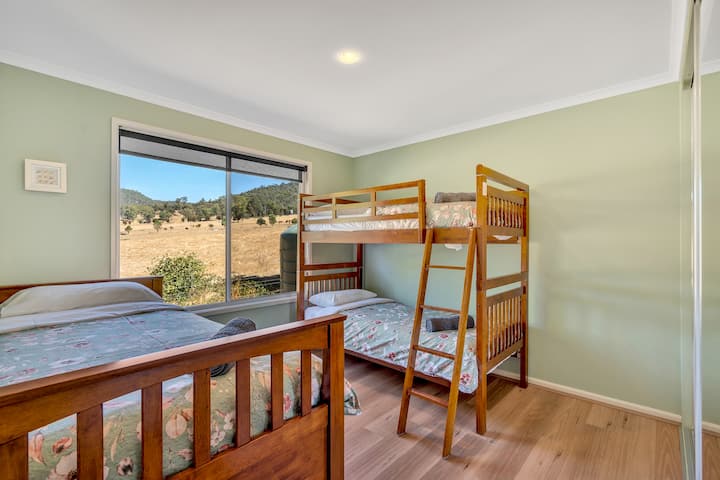 Stringybark: 4 camas individuales con cama nido debajo de la cama individual y 1 litera, ventilador de pedestal, wrdrobe y estantes.