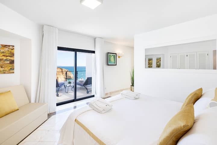 Главен апартамент 1
Балкон с изглед към морето.