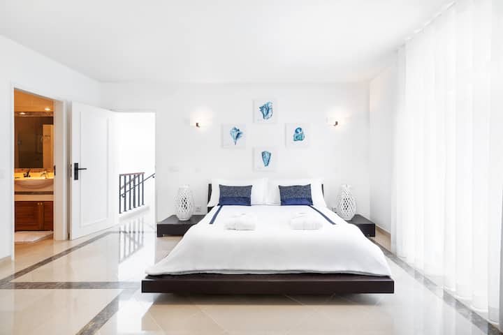 Апартамент 3
Голямо двойно легло, уютен декор и просторни зони за отдих. Балкон с изглед и към морето.