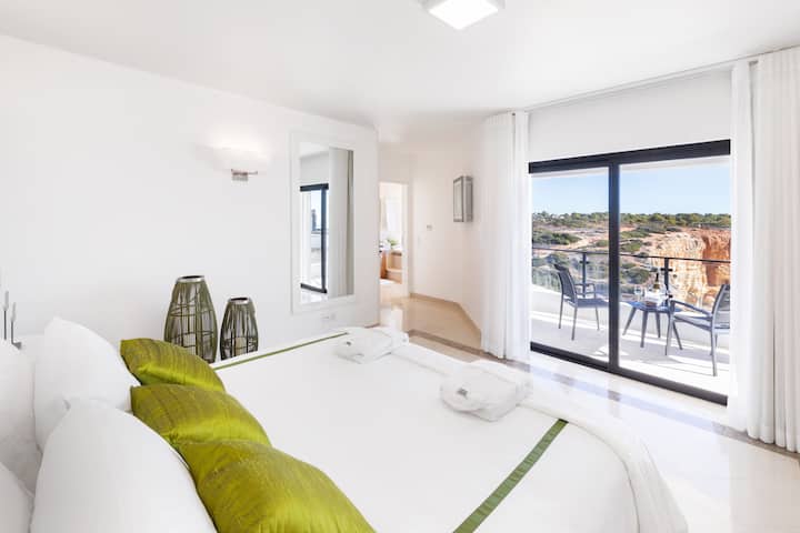 Апартамент 1 
Балкон с изглед към морето с 2 стола, за да се насладите на изгрева, докато пиете кафето си.