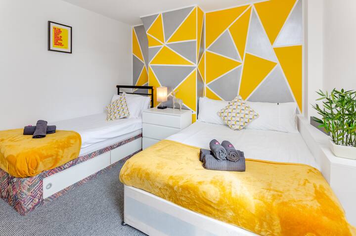 La chambre 2 peut accueillir 3 personnes - 1 lit double et 1 lit simple avec literie de luxe
