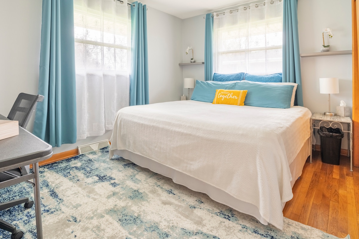 تم تحديث غرفة النوم مؤخرًا. سرير بمقاس كبير مريح للغاية وستنام بشكل رائع في نهاية يوم طويل.